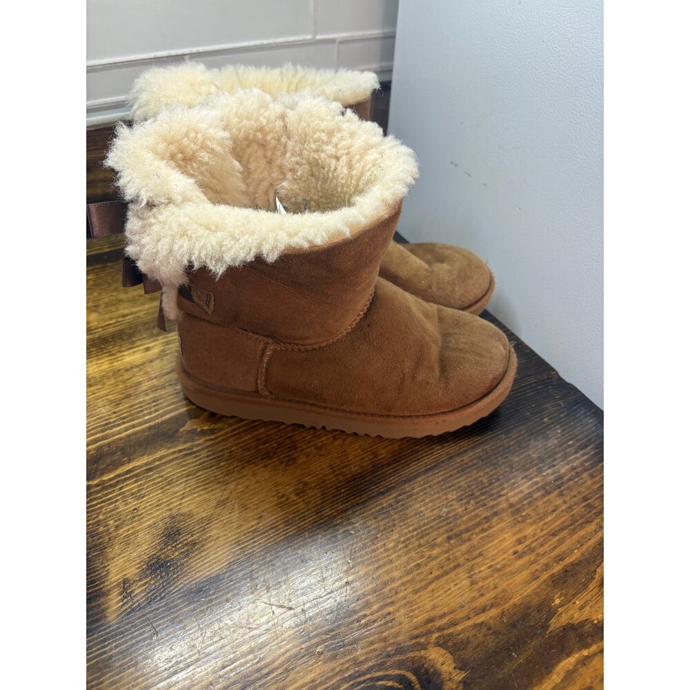 UGG Bailey Bow II Brown Boots Girls Size 3‎